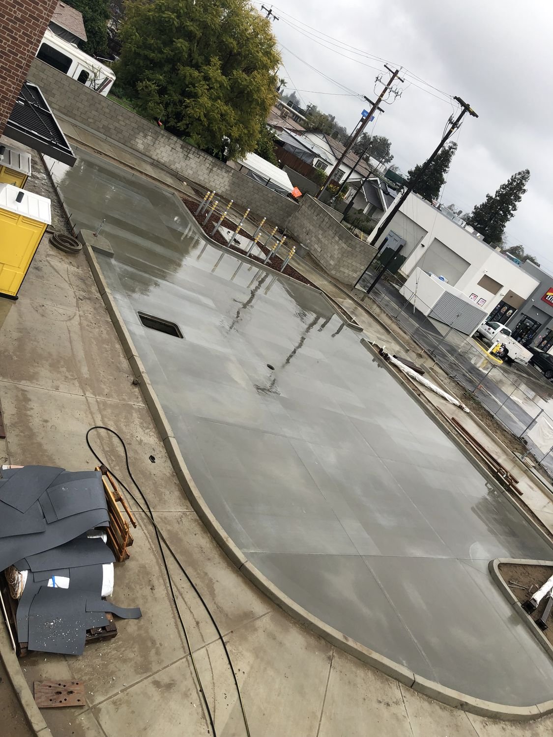 Reinforced wash lane slab with drainage