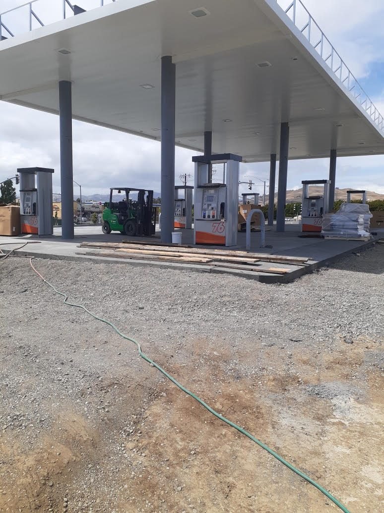 High-canopy fuel island with dispensers